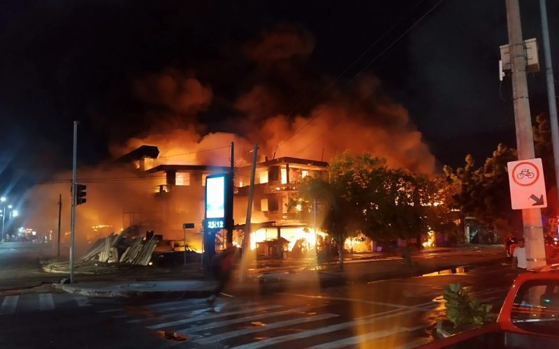 Incêndio de grandes proporções atinge sucata Chico Alves, em Fortaleza