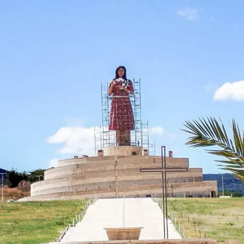Estátua da beata Menina Benigna é finalizada e aguarda inauguração em Santana do Cariri (CE)