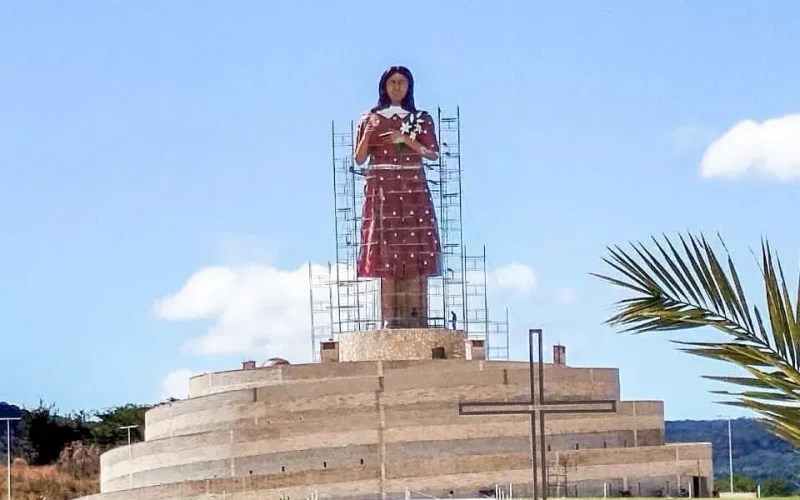 Estátua da beata Menina Benigna é finalizada e aguarda inauguração em Santana do Cariri (CE)