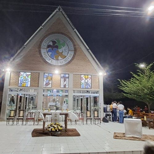 Fiéis lotam Santuário de Fátima em Limoeiro durante festividade de Nossa senhora