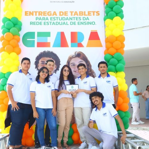 Em Crateús, Governo do Ceará entrega mais de 8 mil tablets para estudantes da Crede 13 e equipamentos de educação e esporte