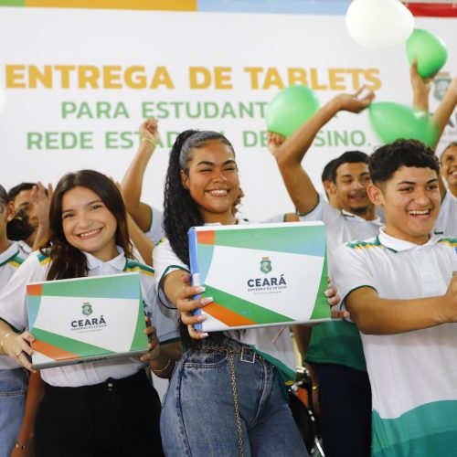 Em Martinópole, Governo do Ceará entrega tablets para estudantes e Areninha