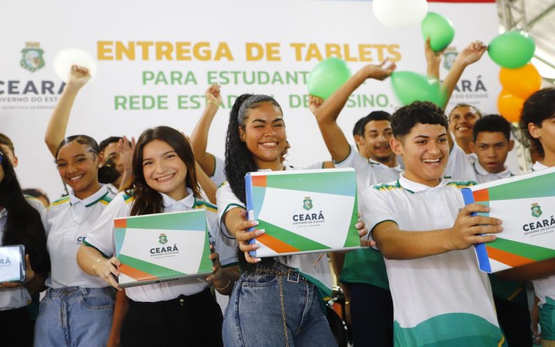 Em Martinópole, Governo do Ceará entrega tablets para estudantes e Areninha