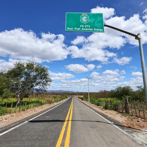 População de Jaguaribara celebra entrega da pavimentação da CE-273 e da Areninha no distrito de Curupati