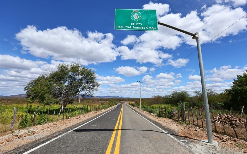 População de Jaguaribara celebra entrega da pavimentação da CE-273 e da Areninha no distrito de Curupati