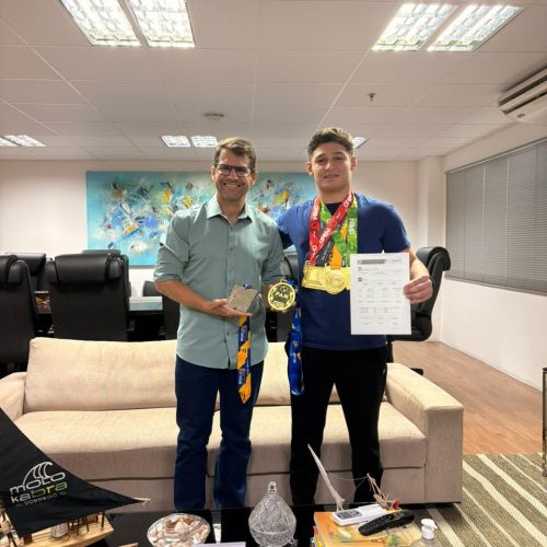 Sesporte entrega passagens aéreas de nível internacional para cearense representar o estado em Portugal