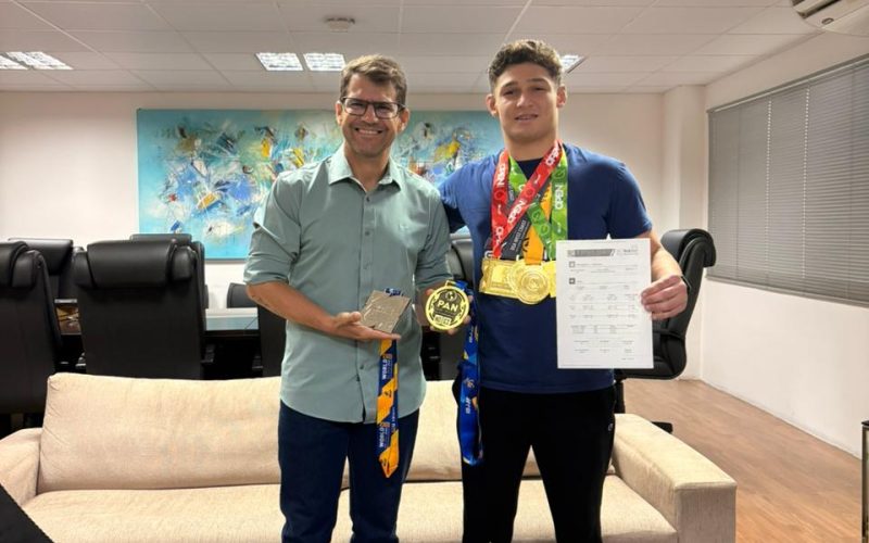 Sesporte entrega passagens aéreas de nível internacional para cearense representar o estado em Portugal