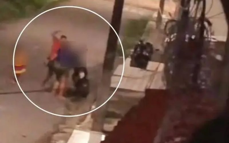 Mulher é agredida por homem na frente de criança no meio da rua em Maracanaú (CE)