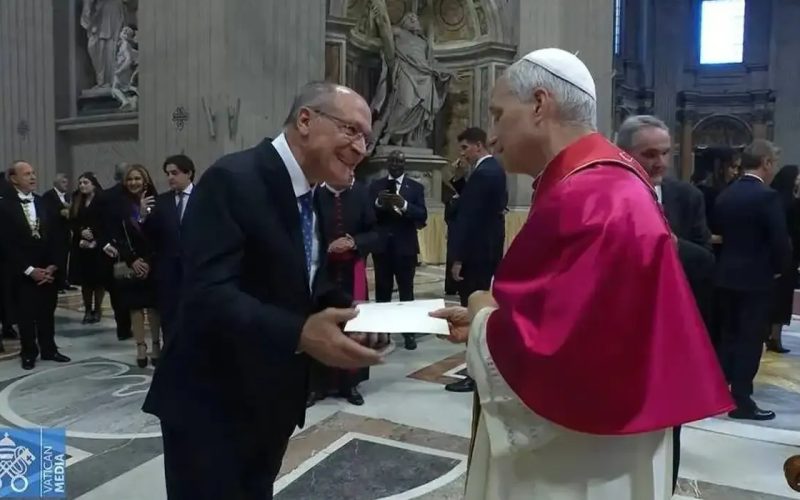 Alckmin entrega convite ao Papa Leão XIV para visitar Brasil durante a COP30 em Belém