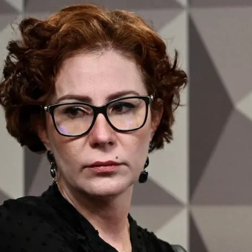 Justiça italiana vê risco de fuga e mantém a prisão da deputada Carla Zambelli