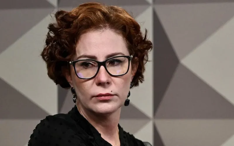 Justiça italiana vê risco de fuga e mantém a prisão da deputada Carla Zambelli