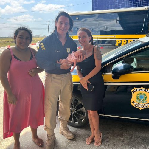 Bebê de 14 dias é salvo de engasgo por policiais da PRF em Itaitinga