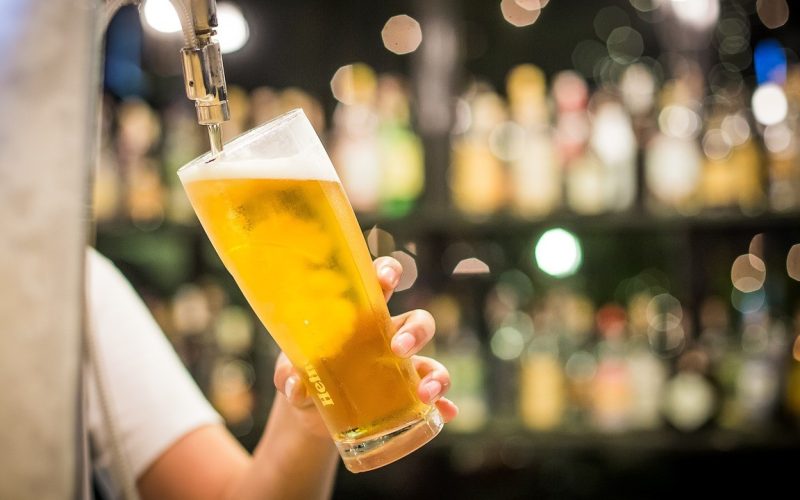 Mais de 4 mil litros de cerveja falsificada são apreendidos em SC