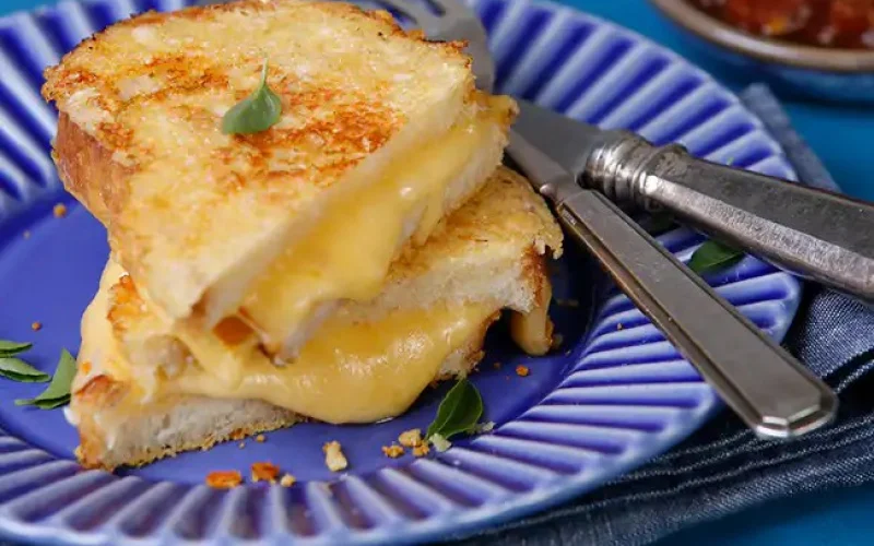 Como fazer queijo quente com crosta de parmesão
