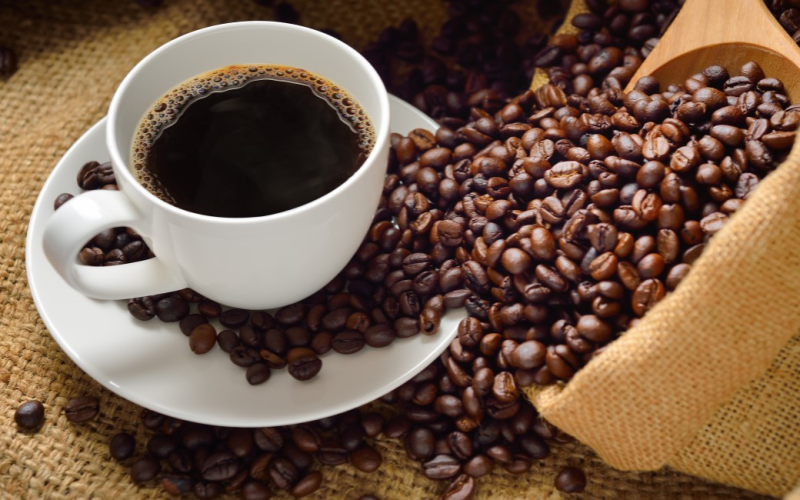 Café recua em Nova York com mercado atento às safras do Vietnã e Colômbia