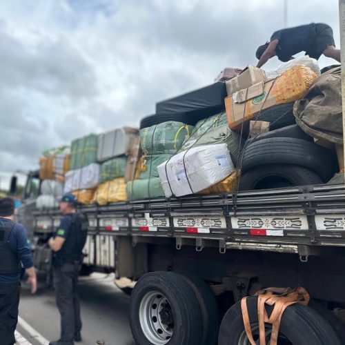 Caminhão é apreendido com drogas, armas e duas toneladas de produtos ilegais no Ceará