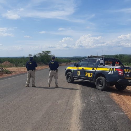 Caminhão tomba na BR-222 e deixa dois mortos e dois feridos em estado grave