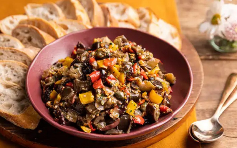 Delícia vegetariana: como fazer caponata de berinjela no forno