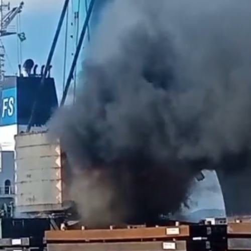 Incêndio atinge guindaste no Porto do Pecém e mobiliza Corpo de Bombeiros