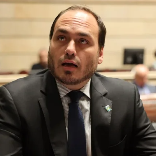 Carlos Bolsonaro é internado após prisão domiciliar de Jair Bolsonaro; irmãos reagem à decisão do STF