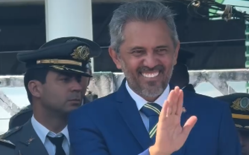Elmano de Freitas participa do desfile cívico-militar de 7 de setembro em Fortaleza