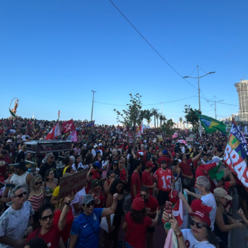 Manifestantes ocupam Praia de Iracema em ato contra PEC da Blindagem e projeto de anistia