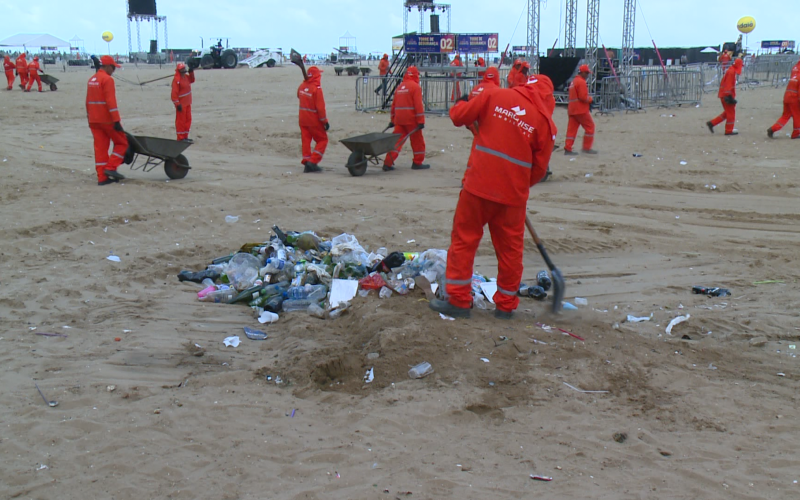 Pós-Réveillon: toneladas de lixo são retiradas da Praia de Iracema