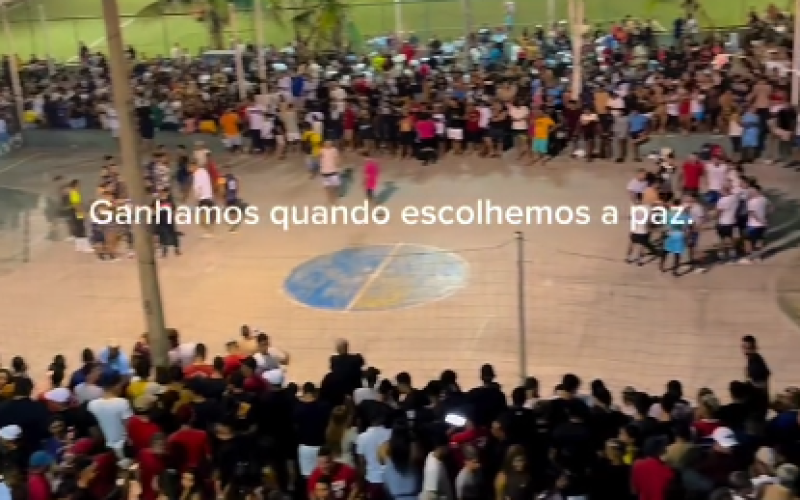 Pacto de paz entre facções leva multidão à areninha do Pirambu durante jogos de futebol