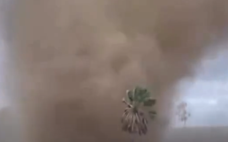 Grande redemoinho assusta moradores no município de Canindé