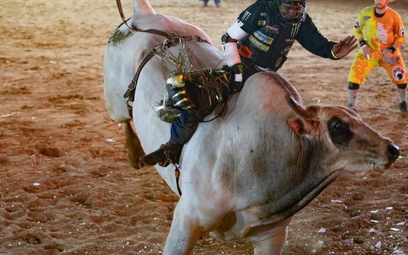 Campeão mundial cai do touro no desafio em Votuporanga, mas ‘recarrega energias’