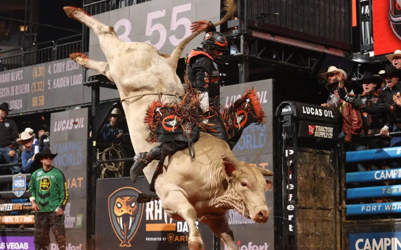 Começa a disputa das finais da PBR Team Series, o rodeio por equipes