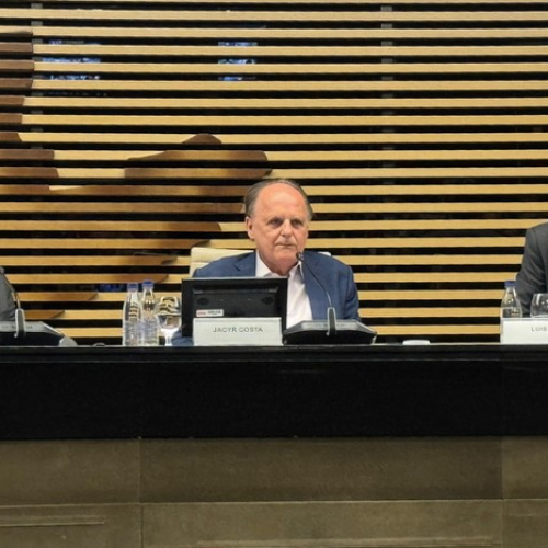 Governo negocia saída para tarifaço dos EUA, diz secretário do ministério