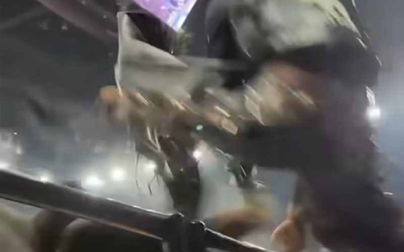 Peão é chutado por touro em direção à plateia durante rodeio