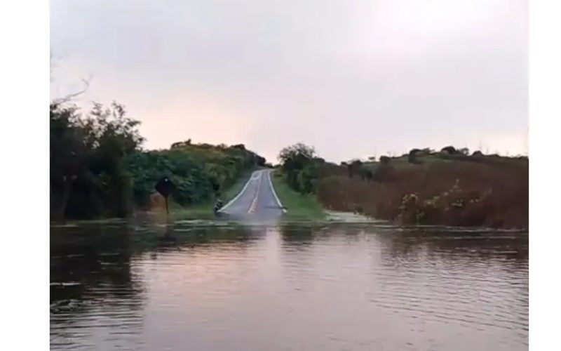 Chuva de 137 mm interdita rodovia e deixa moradores ilhados em Tauá, no Ceará
