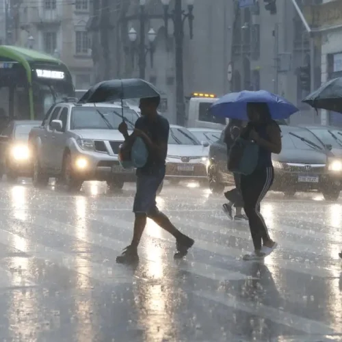 Por que a chuva de verão costuma ser rápida? Especialista explica
