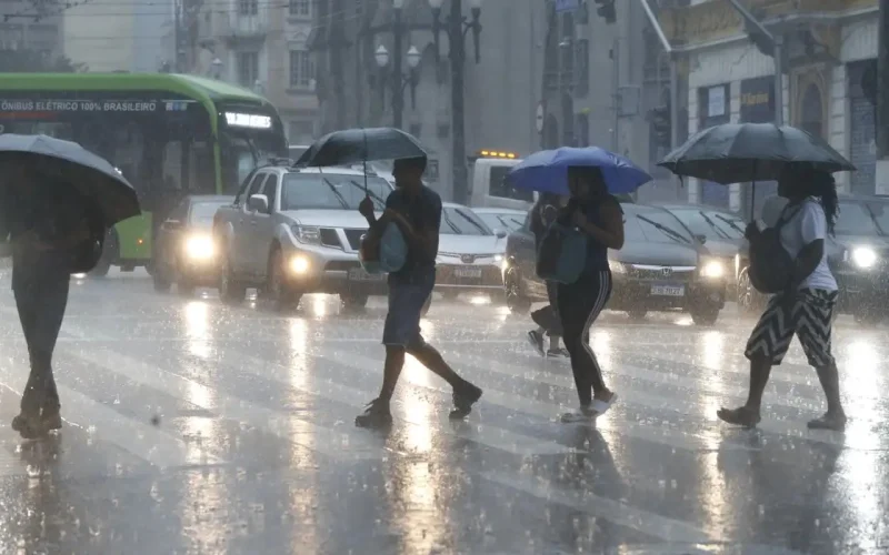 Por que a chuva de verão costuma ser rápida? Especialista explica