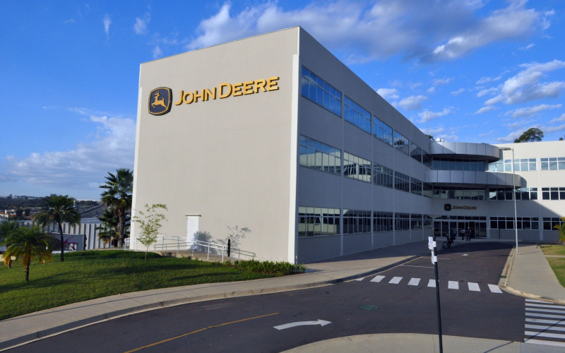 Lucro líquido da Deere & Co cai 25% no terceiro trimestre fiscal