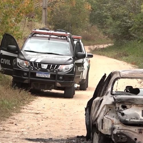 Corpo carbonizado é encontrado no porta-malas de carro incendiado em Aquiraz