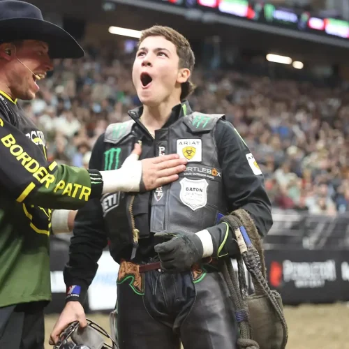 Filho de peão brasileiro derrota quatro touros em etapa da PBR