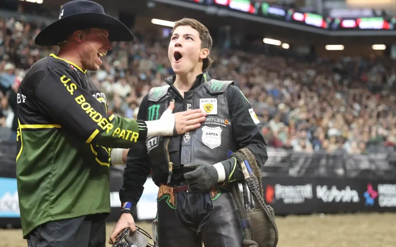Filho de peão brasileiro derrota quatro touros em etapa da PBR