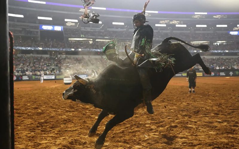 Mundial de rodeio em touros da PBR começa com domínio americano