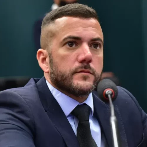 Quem é Carlos Jordy, alvo de operação da PF por suspeita de desvios na cota parlamentar