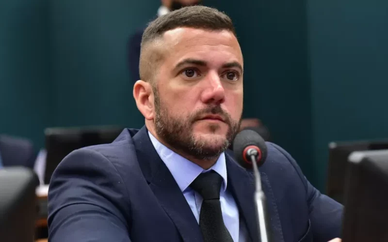 Quem é Carlos Jordy, alvo de operação da PF por suspeita de desvios na cota parlamentar