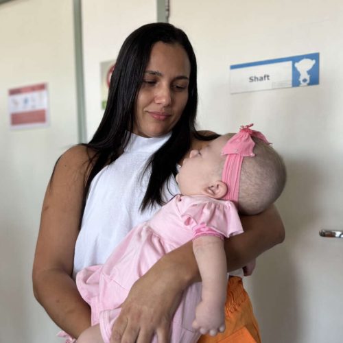 Após um ano internada em hospital de Fortaleza, criança recebe alta e vai para casa pela primeira vez