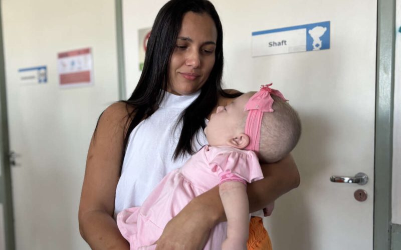 Após um ano internada em hospital de Fortaleza, criança recebe alta e vai para casa pela primeira vez