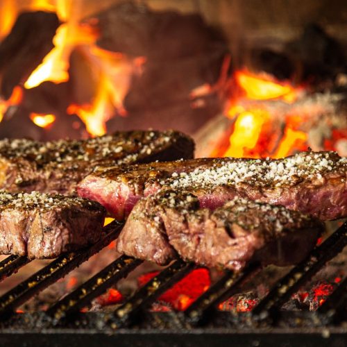 Churrasqueiro revela segredos para fazer um steak perfeito na brasa