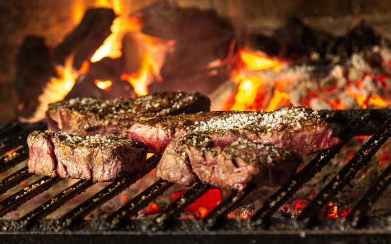 Churrasqueiro revela segredos para fazer um steak perfeito na brasa
