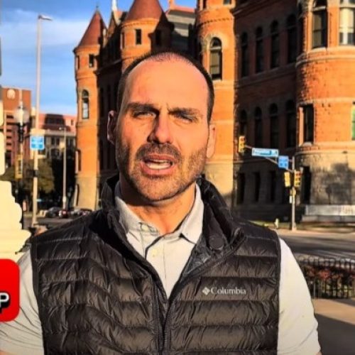 Licença de Eduardo Bolsonaro chega ao fim neste domingo; deputado pode renunciar ao mandato
