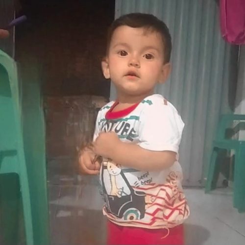 Criança de 3 anos morre eletrocutada ao tocar em carregador de celular danificado em Quixadá, no CE