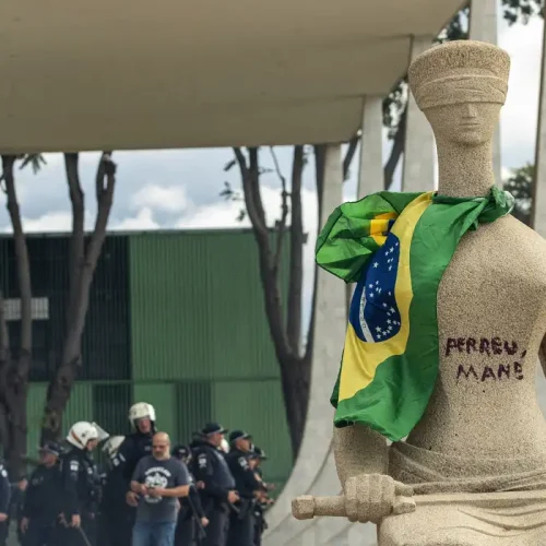 Mulher que pichou frase “Perdeu, mané” em estátua é condenada a 14 anos de prisão